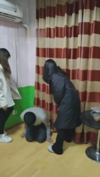 1074【开发素人】被三位精神小妹轮流虐待