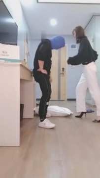 2895【德意志】暴力美少女组合群殴男神
