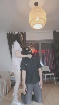 2805【飞扬女王】护士姐姐打退骚针（踢裆踩踏）